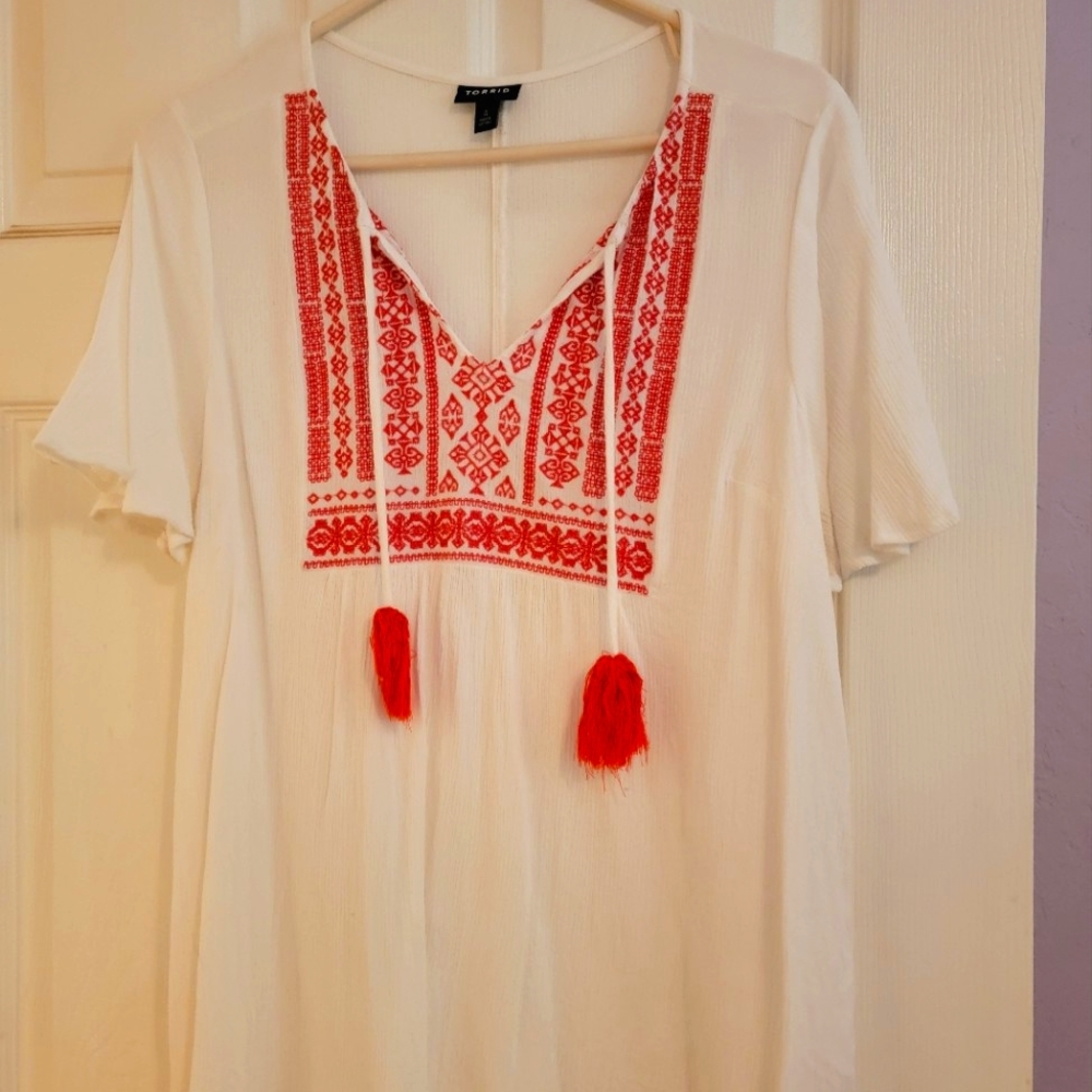 Torrid size 0 white flowy blouse with red design.